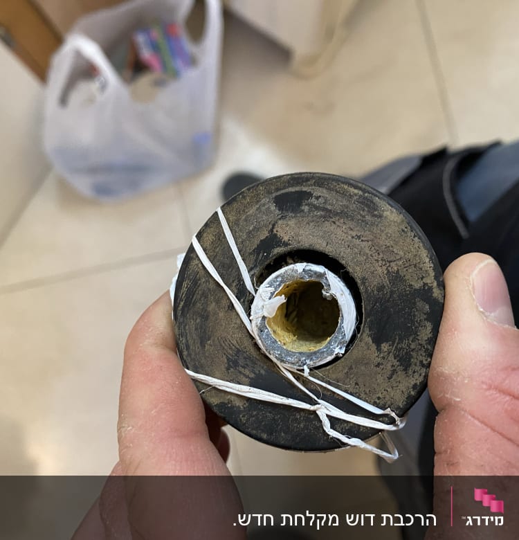 יד מחזיקה צינור עם סרט איטום לבן